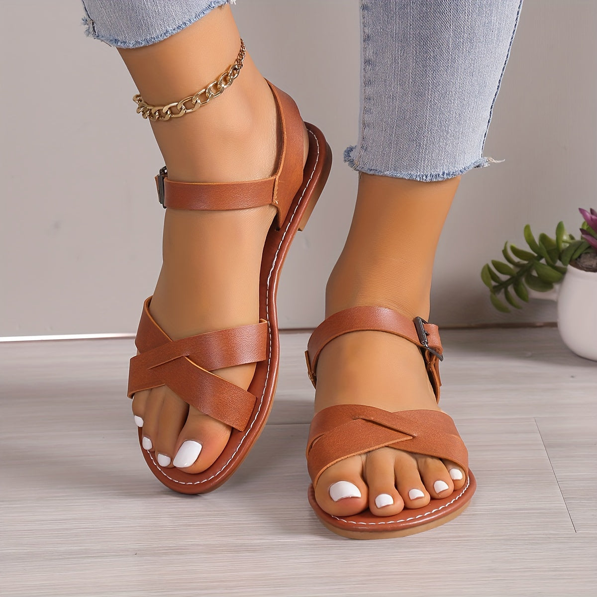 Sandálias rasteiras com tiras cruzadas para mulheres, sapatos de verão casuais com fivela no tornozelo e ponta aberta